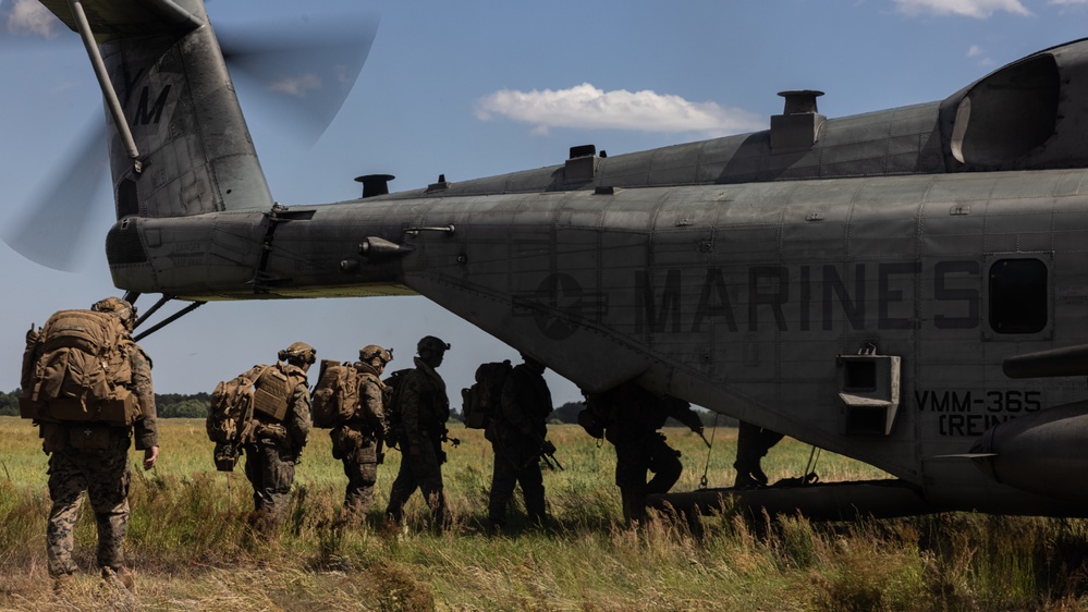 WSP ARG-24th MEU Conducts Amphibious Assault During COMPTUEX