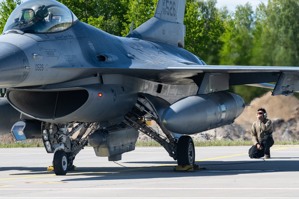 AK24: Vipers take to the skies, conduct joint hot pit refueling with Lithuanian Air Force