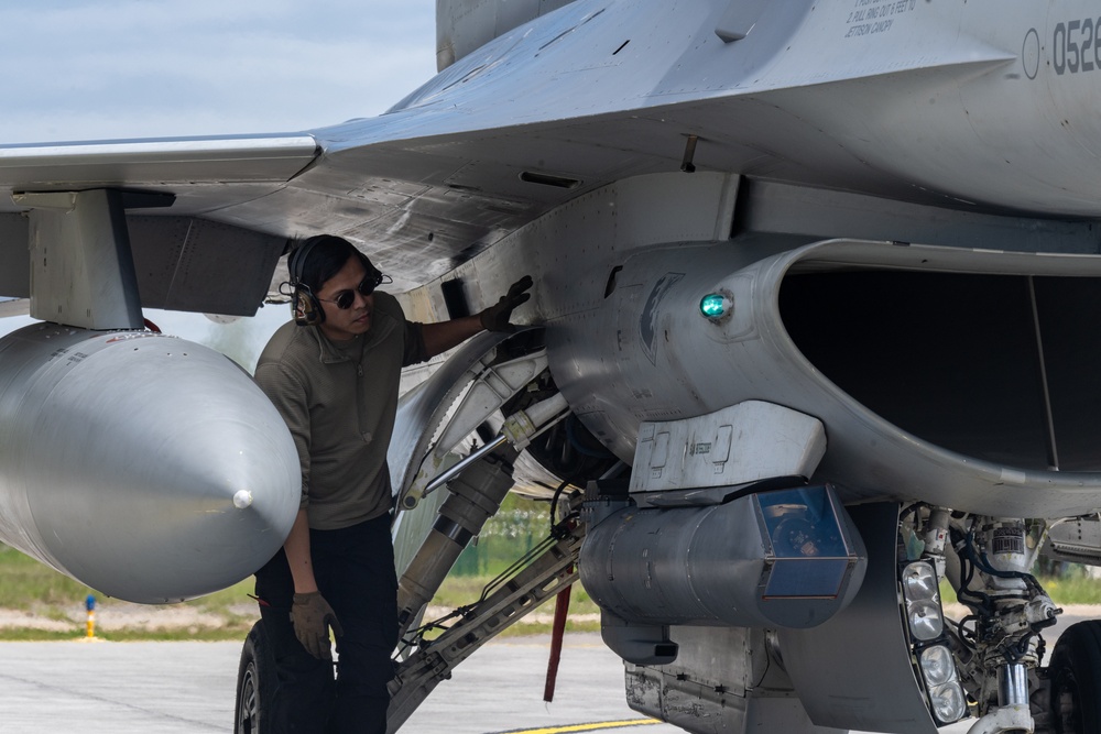 AK24: Vipers take to the skies, conduct joint hot pit refueling with Lithuanian Air Force