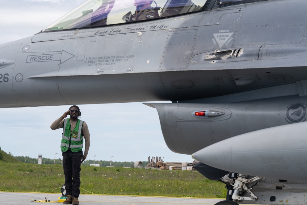 AK24: Vipers take to the skies, conduct joint hot pit refueling with Lithuanian Air Force