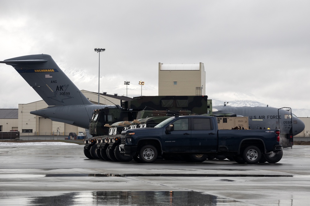 Alaska Guardsmen and Soldiers conduct static load training