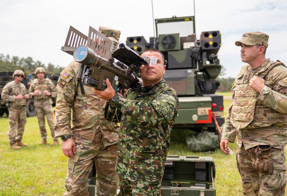 Colombian army visits 263rd AAMDC major subordinate command