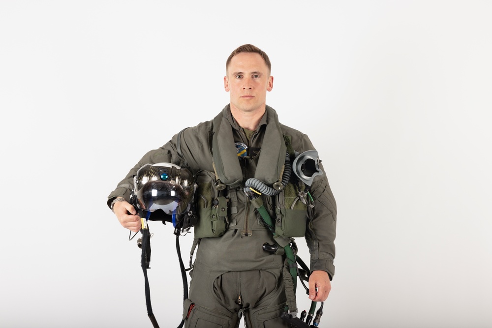 America’s Airshow: Marines pose for Content