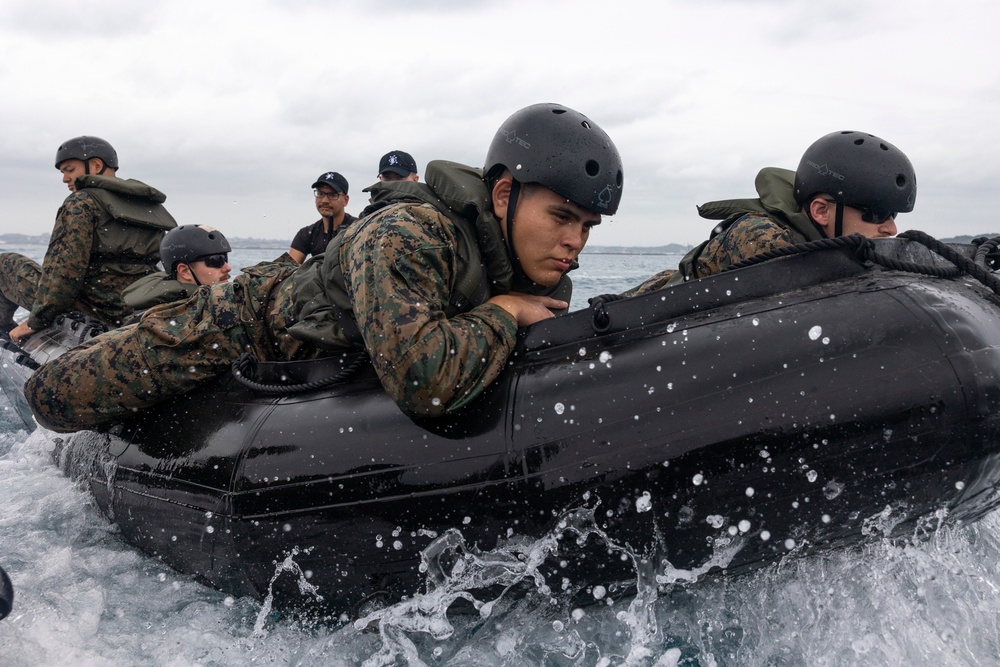 III Marine Expeditionary Force EOTG enhances small boat operation skills