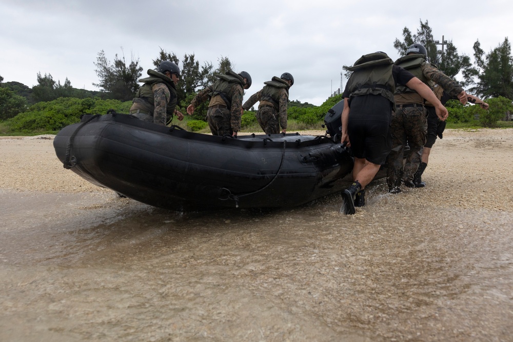 III Marine Expeditionary Force EOTG enhances small boat operation skills