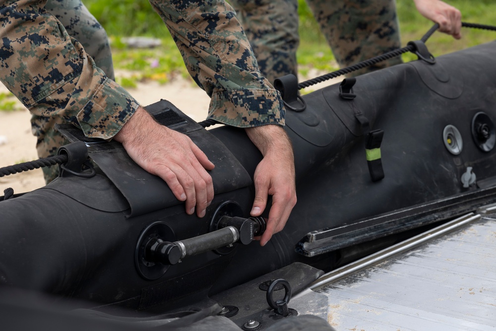 III Marine Expeditionary Force EOTG enhances small boat operation skills