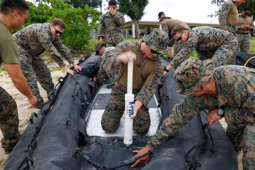 III Marine Expeditionary Force EOTG enhances small boat operation skills