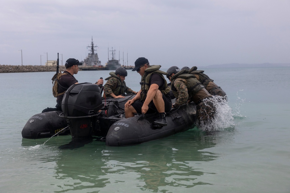 III Marine Expeditionary Force EOTG enhances small boat operation skills