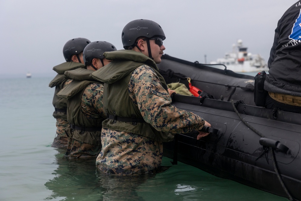 III Marine Expeditionary Force EOTG enhances small boat operation skills