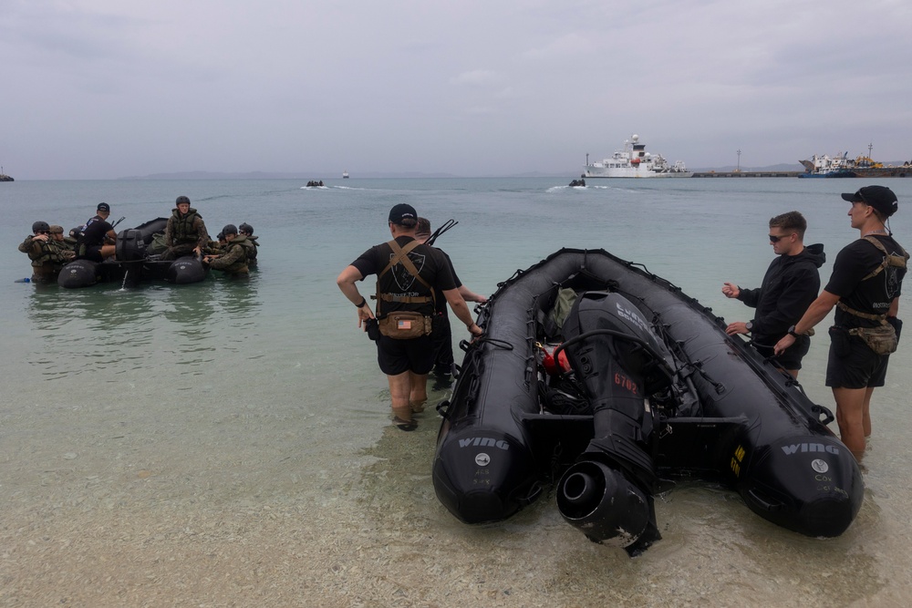 III Marine Expeditionary Force EOTG enhances small boat operation skills