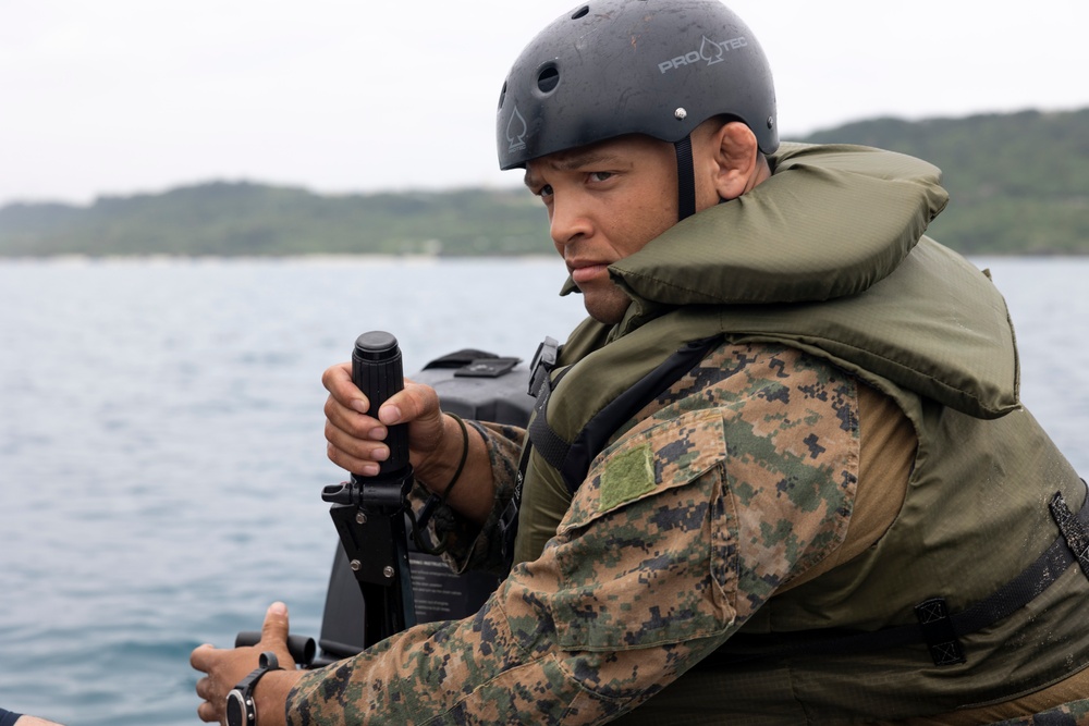 III Marine Expeditionary Force EOTG enhances small boat operation skills