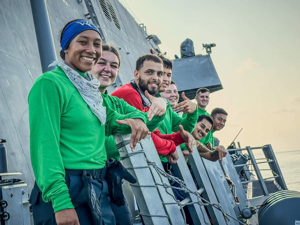 USS Gabrielle Giffords (LCS 10) conducts flight operations at sea