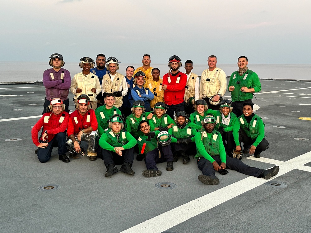 USS Gabrielle Giffords (LCS 10) conducts flight operations at sea