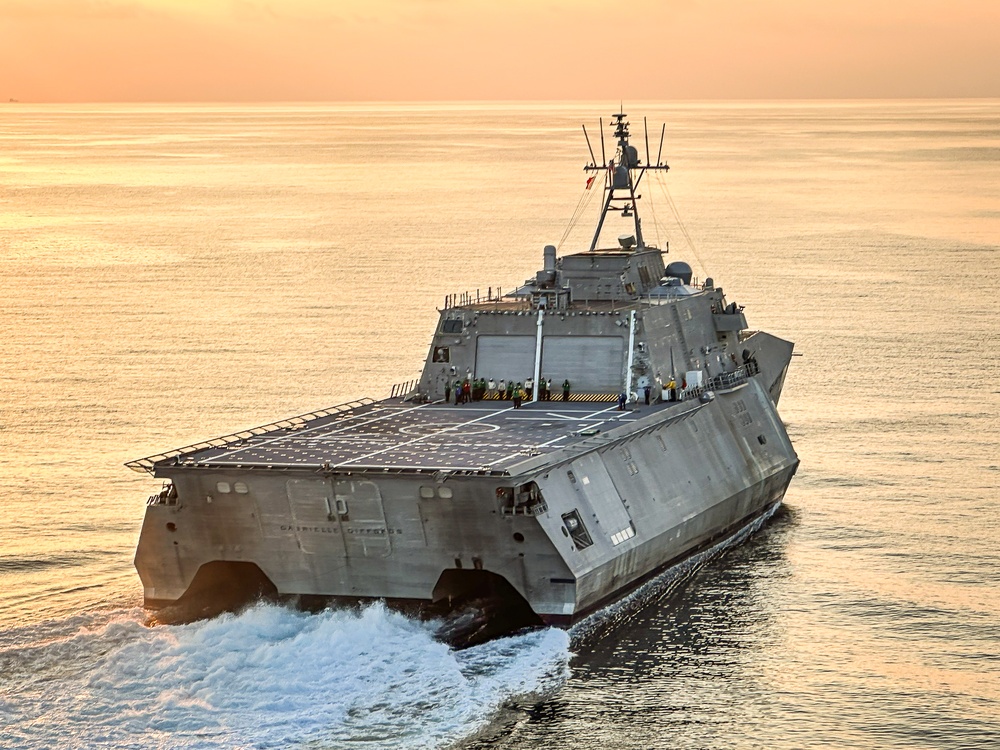 USS Gabrielle Giffords (LCS 10) conducts flight operations at sea