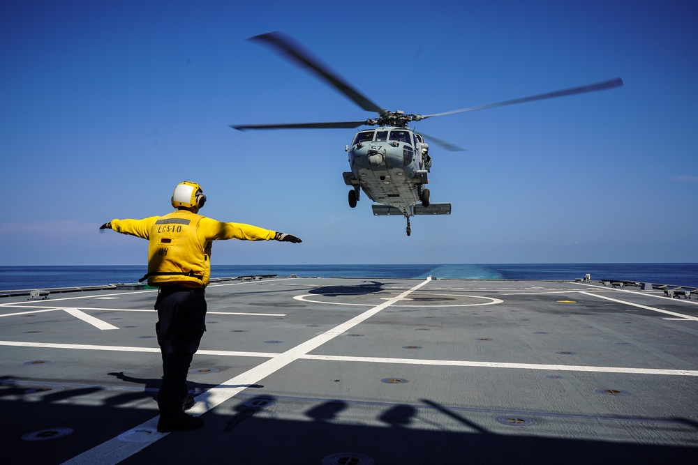 USS Gabrielle Giffords (LCS 10) conducts flight operations at sea