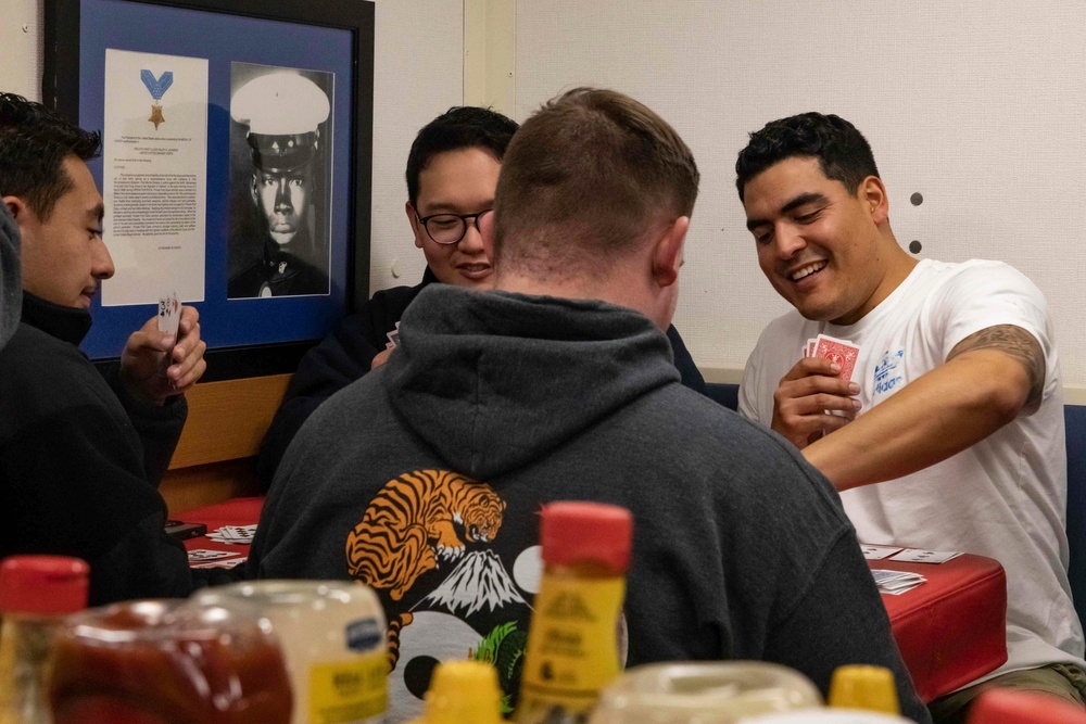 USS Ralph Johnson hosts game night for Sailors underway