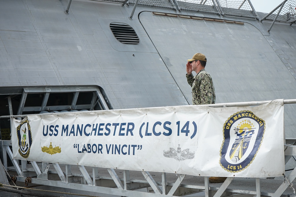 DESRON 7 Commodore visits USS Manchester (LCS 14) in port Singapore