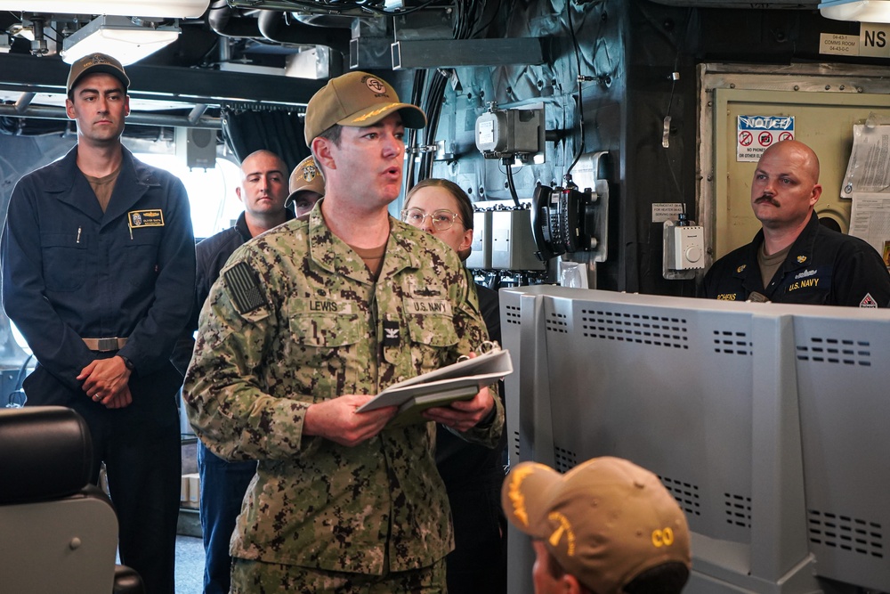 DESRON 7 Commodore visits USS Manchester (LCS 14) in port Singapore