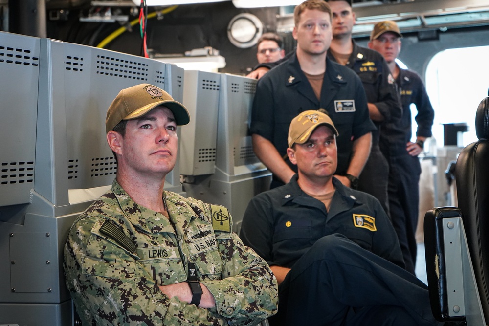 DESRON 7 Commodore visits USS Manchester (LCS 14) in port Singapore