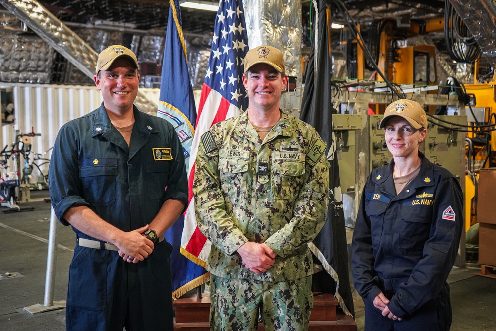 DESRON 7 Commodore visits USS Manchester (LCS 14) in port Singapore