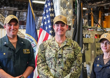 DESRON 7 Commodore visits USS Manchester (LCS 14) in port Singapore