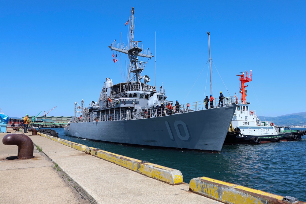 UUSS Warrior (MCM 10) Arrives in Hakodate, Japan