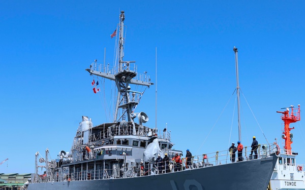 UUSS Warrior (MCM 10) Arrives in Hakodate, Japan