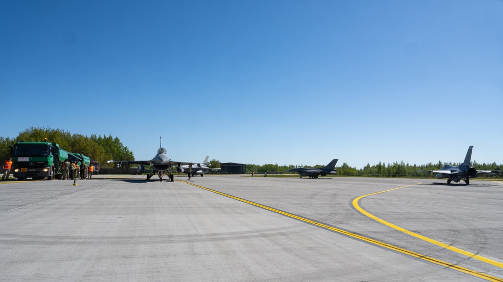 AK24: 435th AGOW command team visits Šiauliai Air Base during joint hot-pit refueling with Lithuanian Air Force