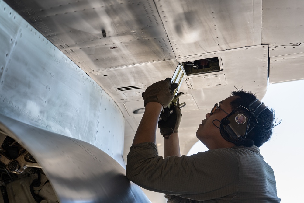 AK24: 435th AGOW command team visits Šiauliai Air Base during joint hot-pit refueling with Lithuanian Air Force