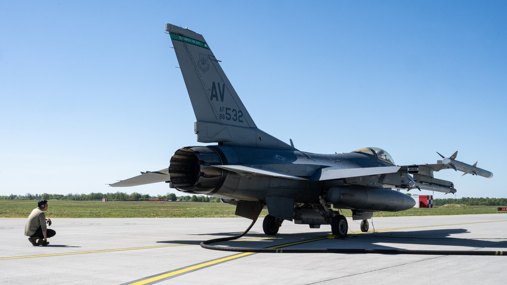 AK24: 435th AGOW command team visits Šiauliai Air Base during joint hot-pit refueling with Lithuanian Air Force