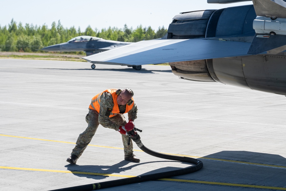 AK24: 435th AGOW command team visits Šiauliai Air Base during joint hot-pit refueling with Lithuanian Air Force