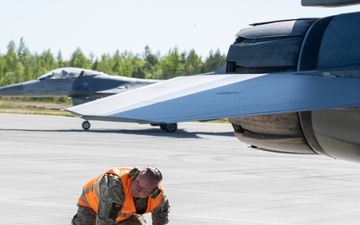AK24: 435th AGOW command team visits Šiauliai Air Base during joint hot-pit refueling with Lithuanian Air Force
