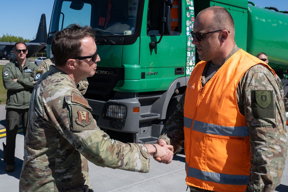 AK24: 435th AGOW command team visits Šiauliai Air Base during joint hot-pit refueling with Lithuanian Air Force