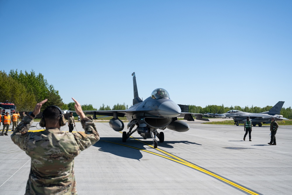 AK24: 435th AGOW command team visits Šiauliai Air Base during joint hot-pit refueling with Lithuanian Air Force