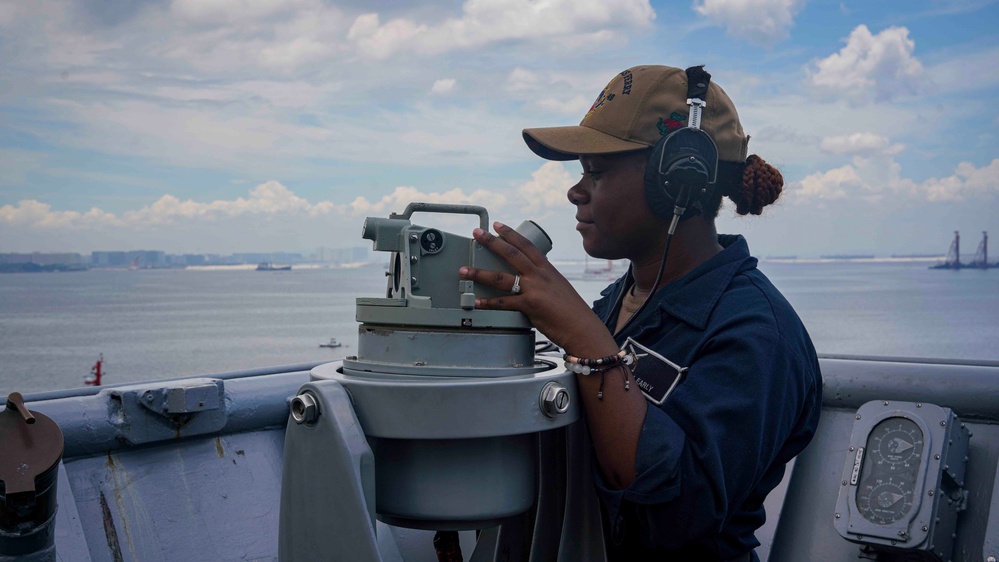 USS Harpers Ferry Departs from Manila, Philippines