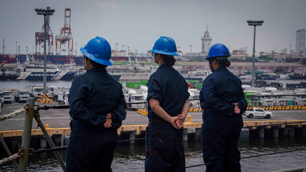 USS Harpers Ferry Departs from Manila, Philippines