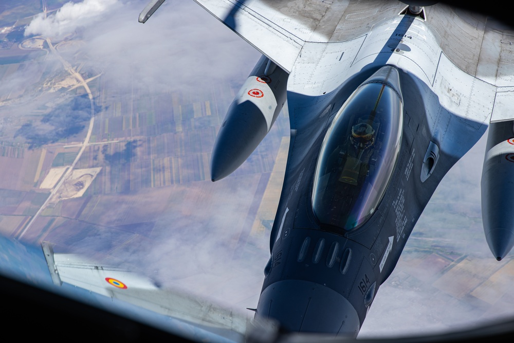 117th Air Refueling Wing refuels Romanian F-16s in the skies over Bucharest