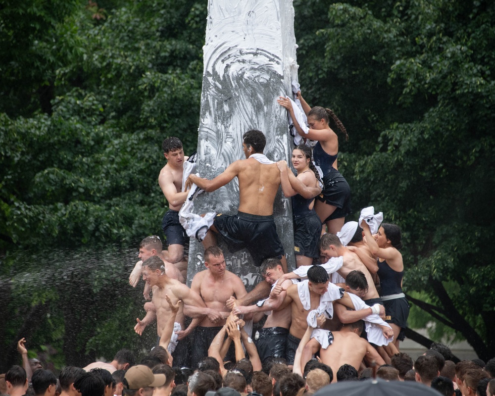 USNA Class of 2027 Hendon Climb