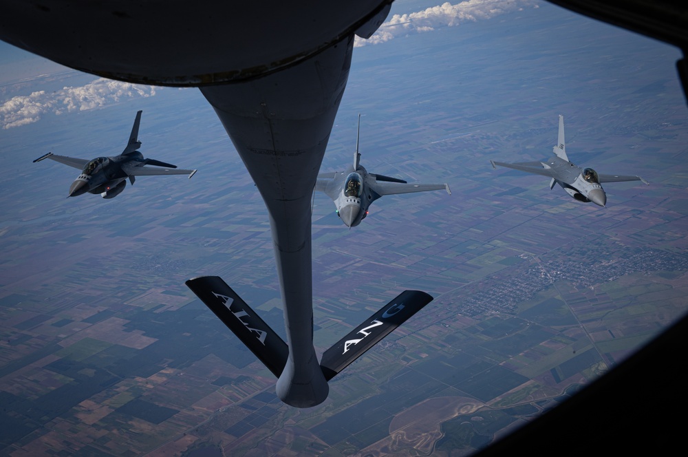 DVIDS - Images - 117th Air Refueling Wing refuels Romanian F-16s in the ...