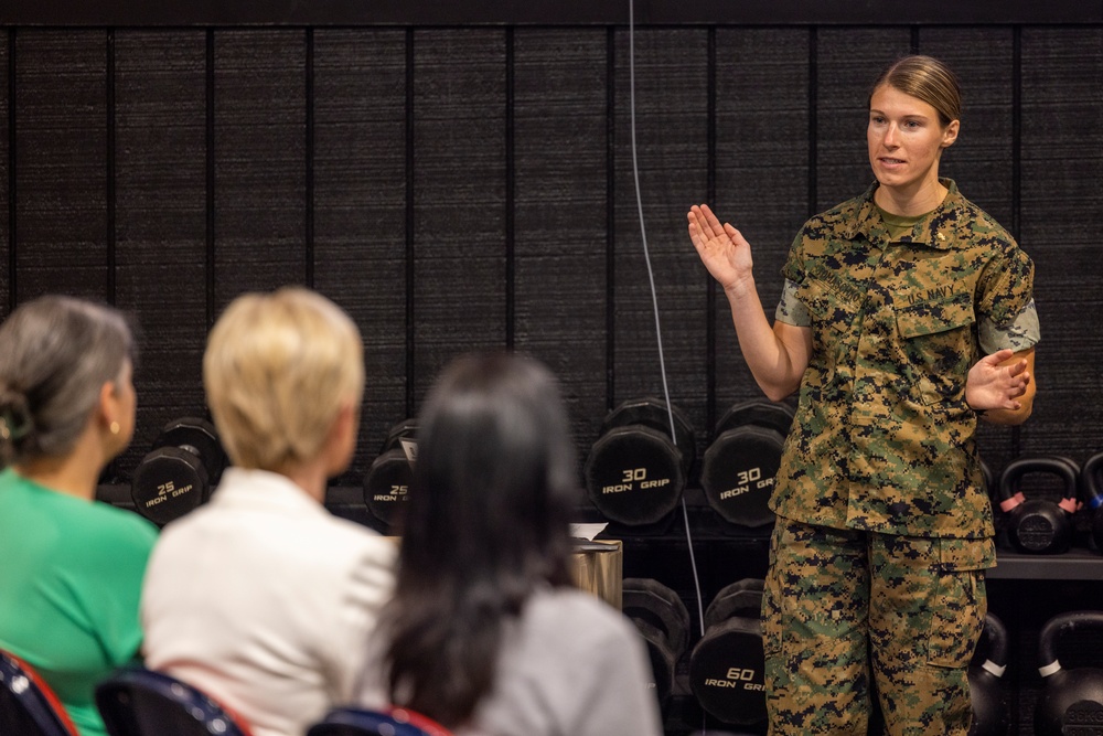 II MEF Spouses visit 2nd MLG Human Performance Center