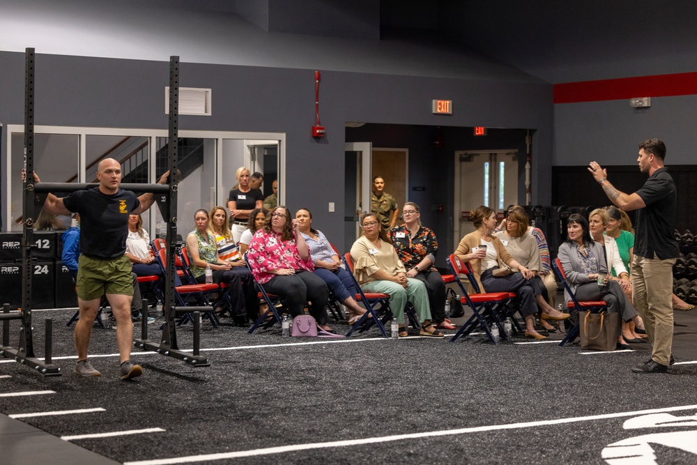 II MEF Spouses visit 2nd MLG Human Performance Center