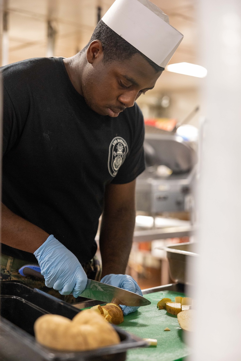 DVIDS - Images - USS Bataan Culinary Specialists Serve Lunch in ...