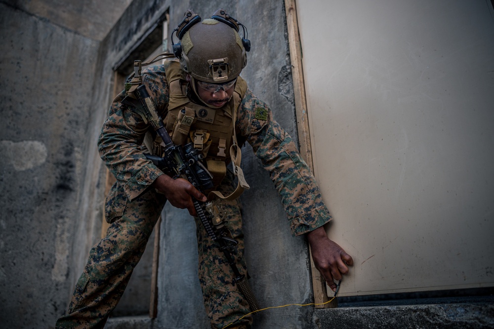 wV28 Engineers Execute Urban Breaching Range