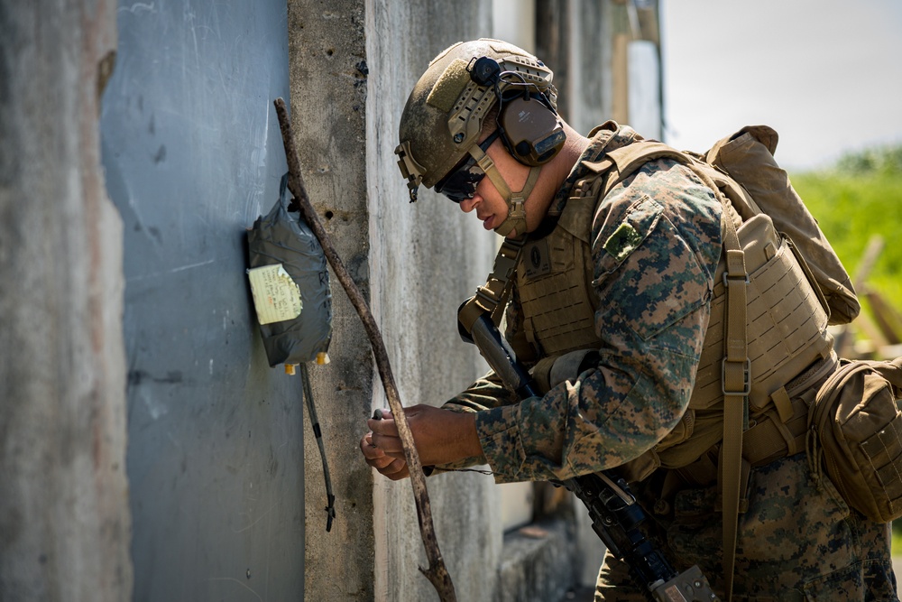 V28 Engineers Execute Urban Breaching Range