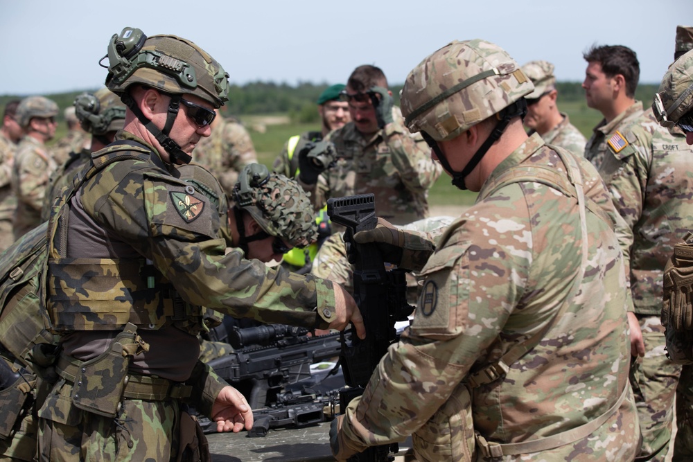 77th Troop Brigade, West Virginia National Guard and Czech Soldiers talk about their rifles