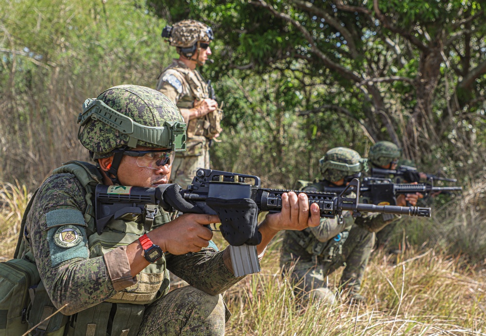 2nd Battalion, 27th Infantry Regiment, 3rd Infantry Brigade Combat Team, 25th Infantry Division conducts live fire exercise