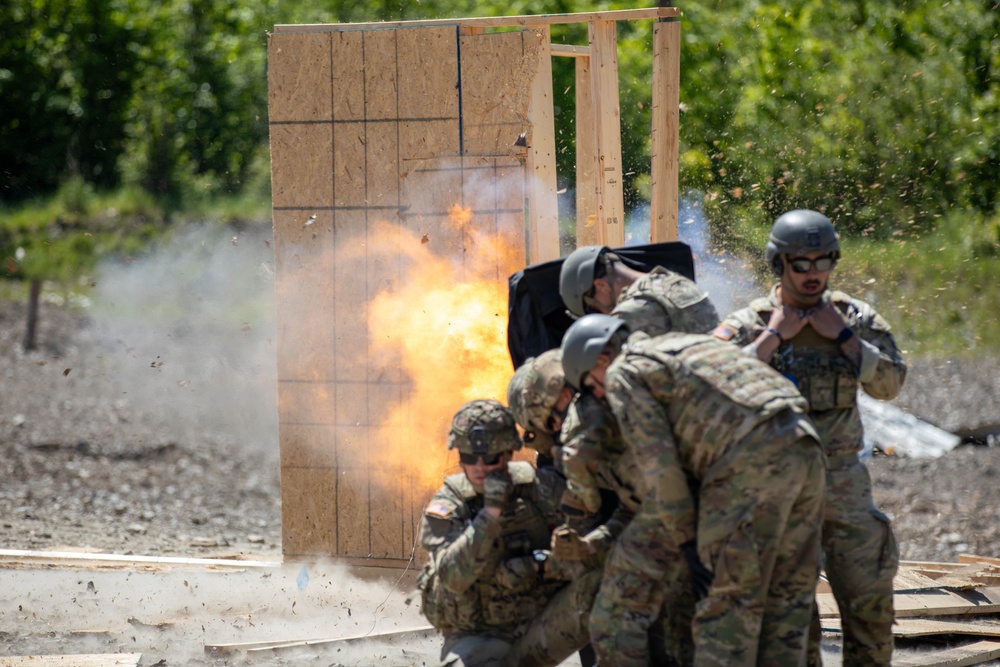 DVIDS - Images - 119th Sapper Company Use Explosives [Image 4 of 5]