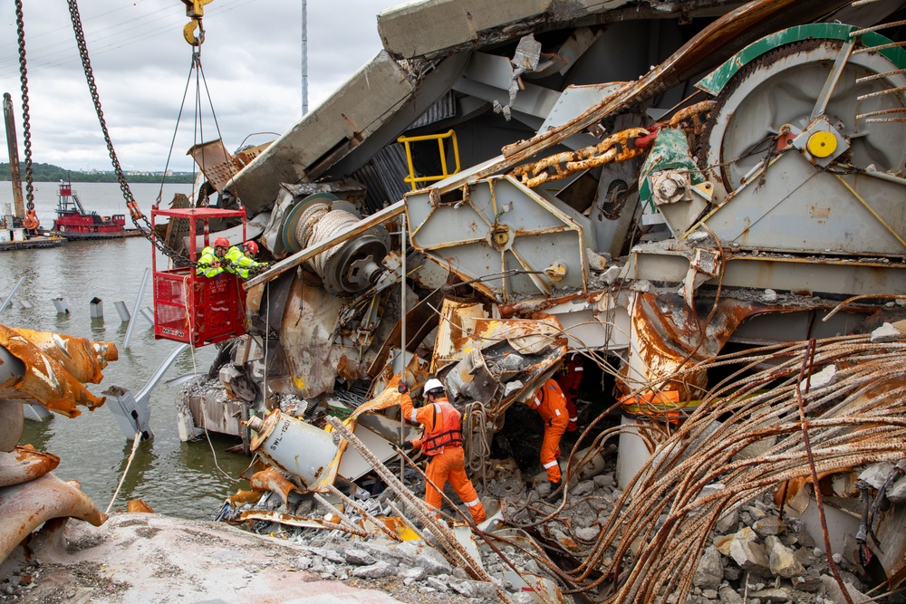 Wreckage Cleanup on the bow of the M/V DALI