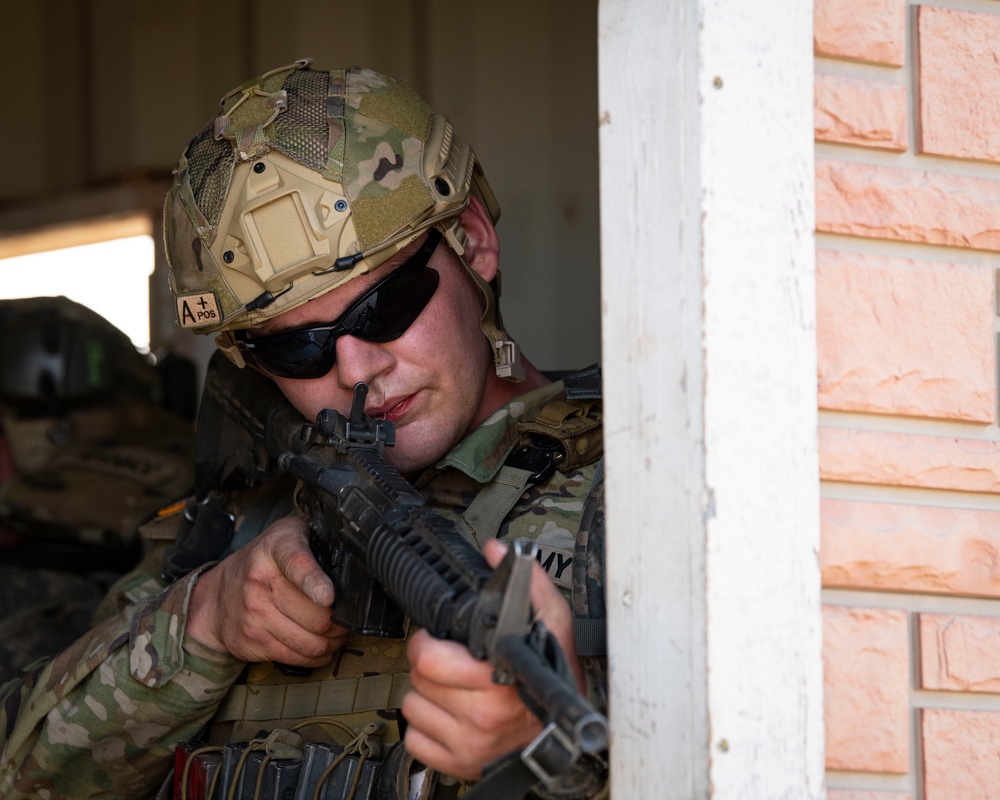 U.S. Soldier Compete in the Region VI National Guard Best Warrior Competition