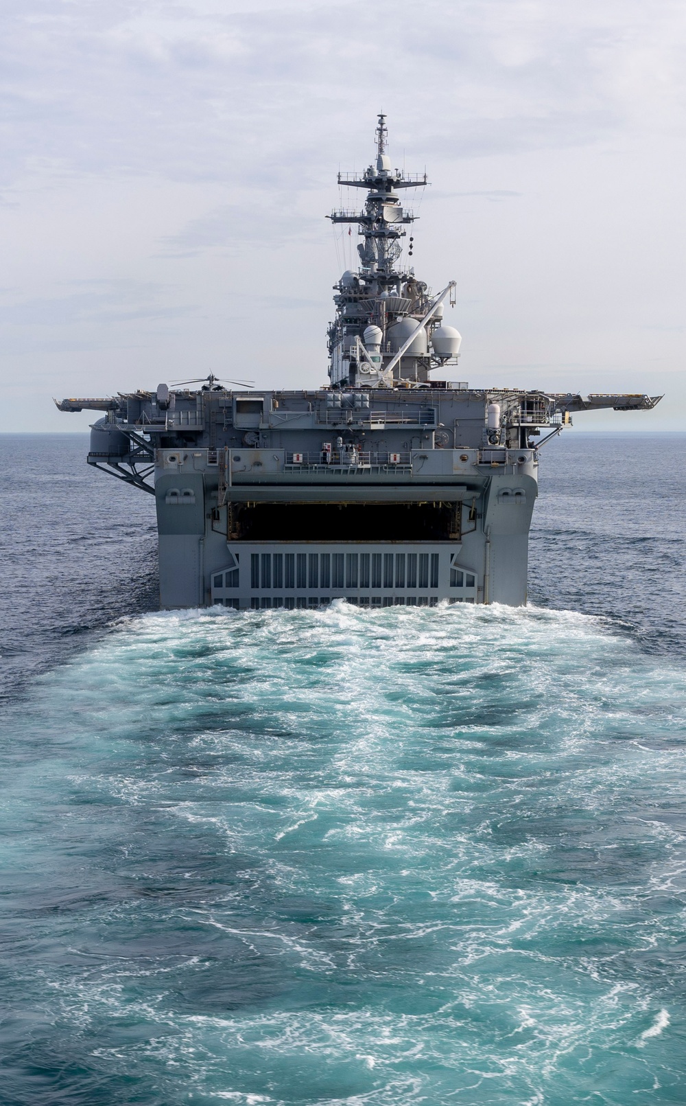 Wasp, Oak Hill Conduct Fueling at Sea